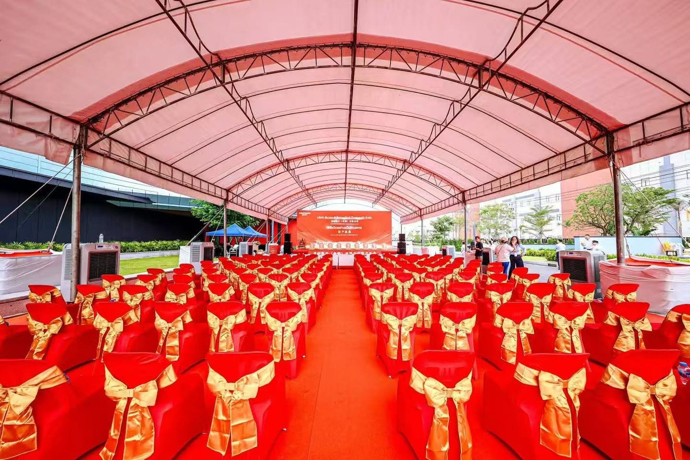 แถวที่นั่งแขก VIP ภายในเต็นท์พิธี