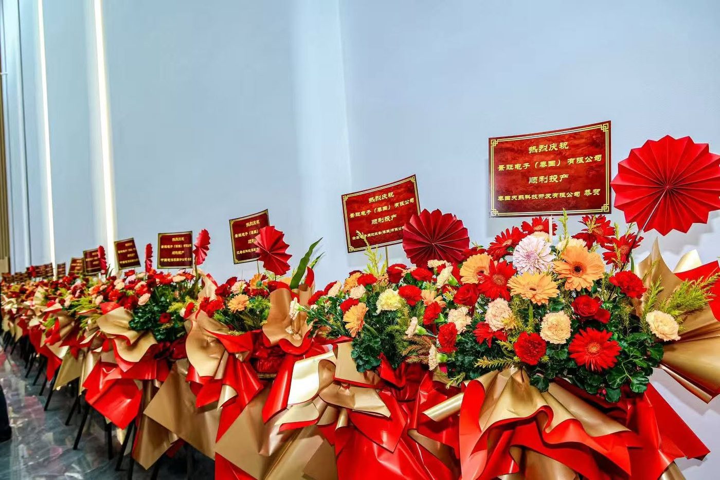 พานดอกไม้แสดงความยินดีเรียงรายในโถงต้อนรับ