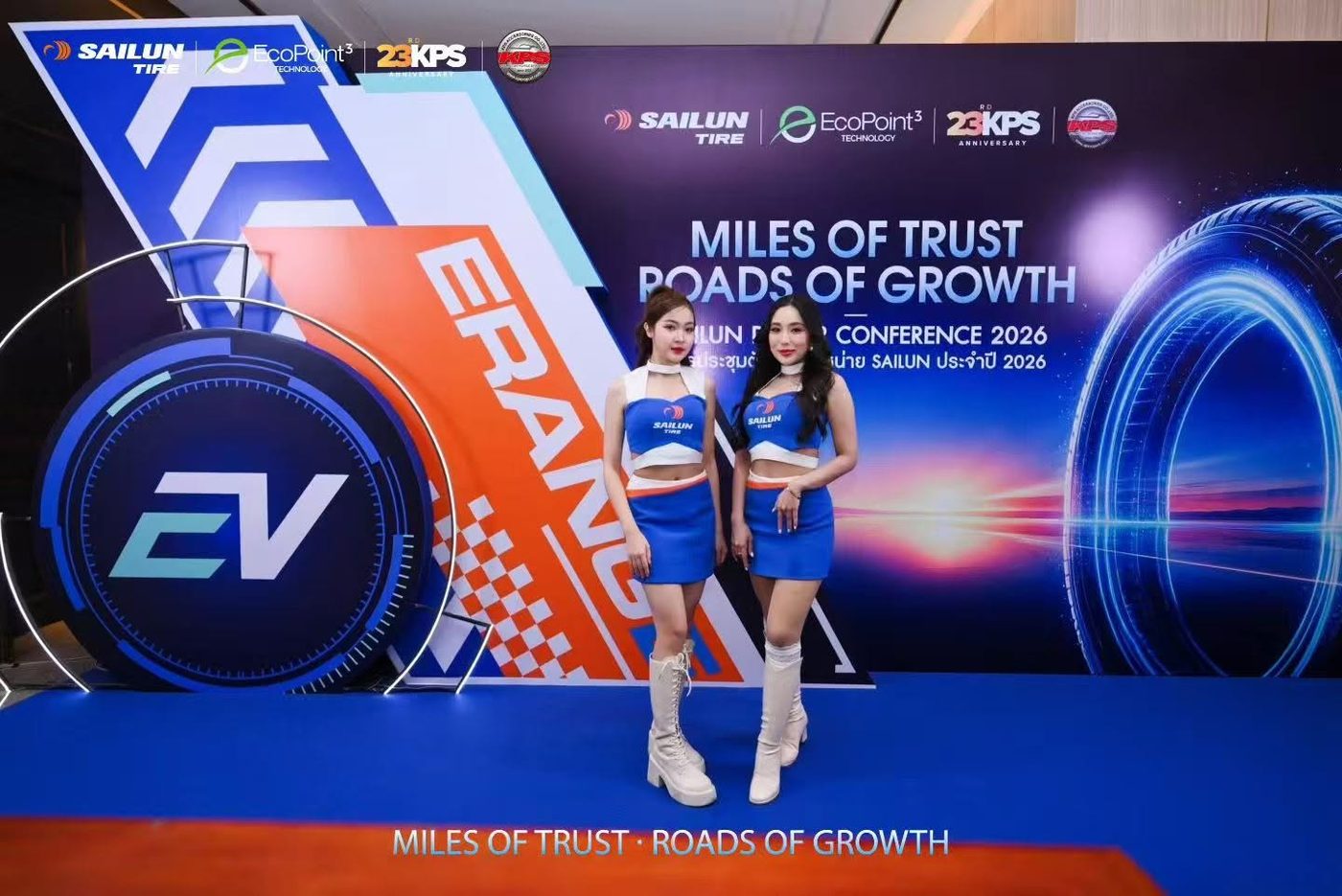 เวทีจัดแสดงผลิตภัณฑ์ EV พร้อมพิธีกรบนเวที