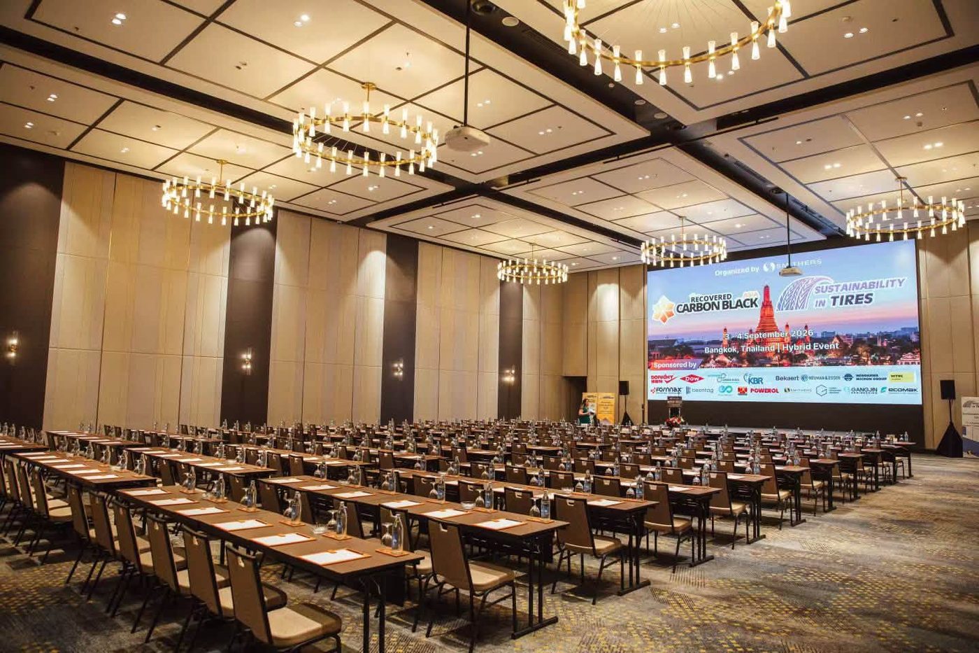 ห้องประชุมพร้อมเวทีและจอ LED ก่อนเปิดประตู